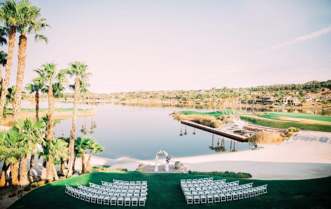 SOOO excited to announce that this stunner of wedding was featured in @theperfectpalette today! Link in bio to check it out. It's always such an honor to be published in large publications where my work will get a LOT of eyes. ⠀⠀⠀⠀⠀⠀⠀⠀⠀
⠀⠀⠀⠀⠀⠀⠀⠀⠀
It'
