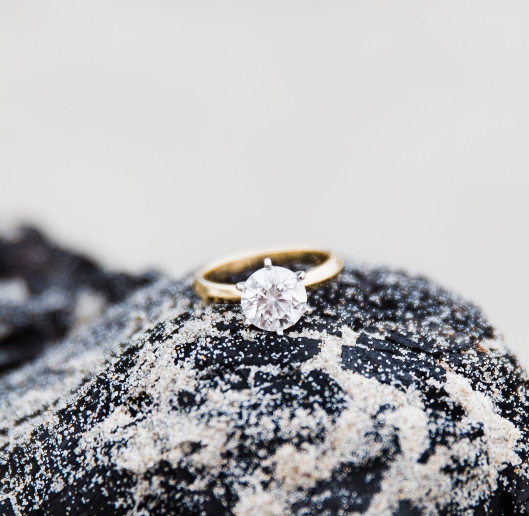 Absolutely loving this minimalist ring from a recent beach session.   
⠀⠀⠀⠀⠀⠀⠀⠀⠀
Location: @la.jolla.ca⠀⠀⠀⠀⠀⠀⠀⠀⠀
⠀⠀⠀⠀⠀⠀⠀⠀⠀
#lajolla #lajollashores #lajollawedding #sdengagement #sdsmallbusiness #southerncaliforniaweddingphotographer #southerncali