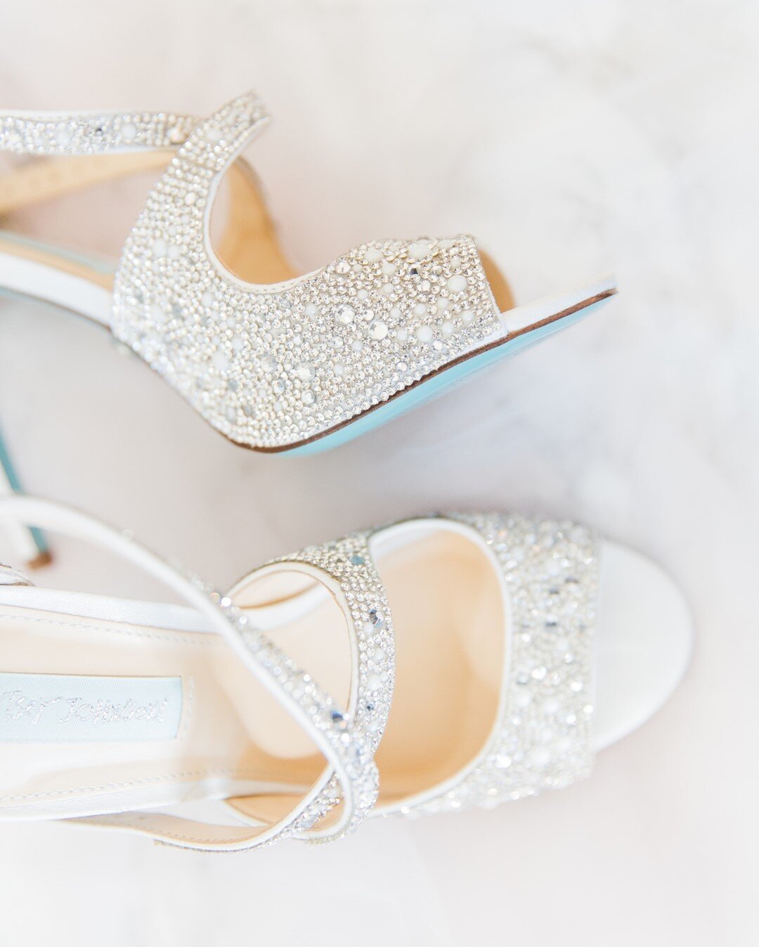 How is it already the first day of Fall?!  Crazy. Here's some cute shoes from a summer wedding because I'm in denial that it's time to put up Halloween decorations already.  ⠀⠀⠀⠀⠀⠀⠀⠀⠀
⠀⠀⠀⠀⠀⠀⠀⠀⠀
Photography + Videography: @alyciamoorephoto⠀⠀⠀⠀⠀⠀⠀⠀